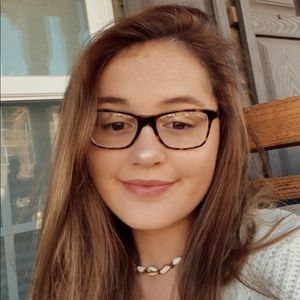 Meet your Posher, Chloe